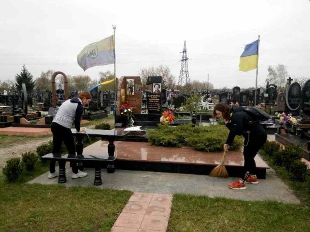 Курсанти ННІ №3 впорядкували могилу випускника НАВС,  учасника АТО – Євгена Харченка