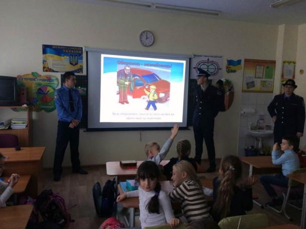 Проведення просвітницько-профілактичного заняття «Дитина і незнайомець» з учнями Дарницького району