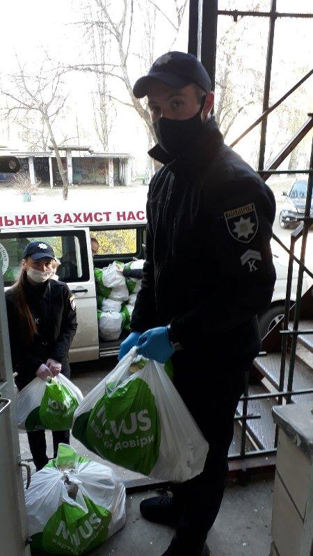 Волонтери НАВС забезпечили доставку 1339 продовольчих наборів мешканцям Дарниці