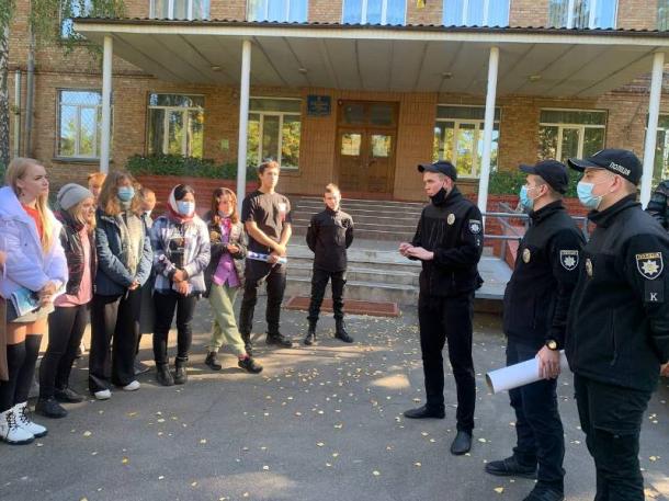 Про професію поліцейського для випускників київської спеціалізованої школи № 113 