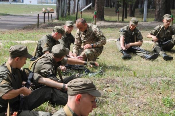 Група інструкторів продовжує підготовку курсантів у навчальному центрі Національної гвардії України